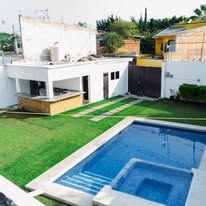 Montaje de evento con mesas y sombrillas